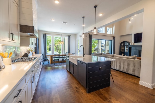2402 Cornerstone Dr, Mansfield, TX 76063 - kitchen featuring a sink, stainless steel appliances, light countertops, white cabinetry, and dark wood finished floors