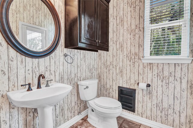 15741 Big Horn Trl, Frisco, TX 75035 - half bathroom featuring wallpapered walls, baseboards, toilet, and a sink