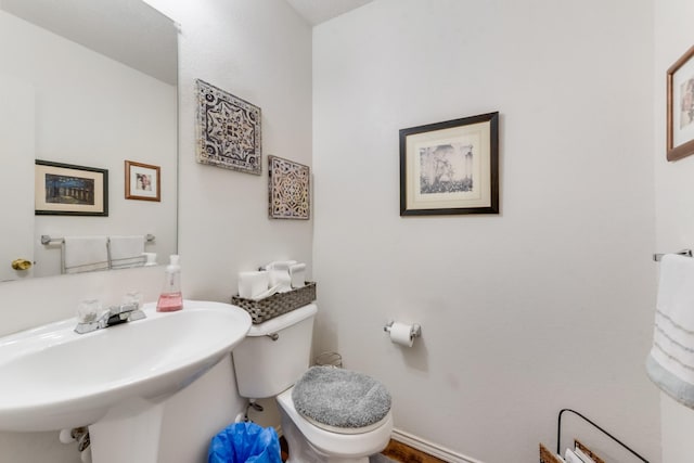 1516 Englewood Dr, Rockwall, TX 75032 - bathroom featuring toilet, a sink, and baseboards
