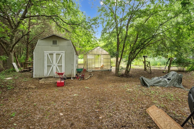 915 Cockrell Hill Rd, Ovilla, TX 75154 - view of yard featuring a greenhouse