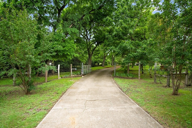 915 Cockrell Hill Rd, Ovilla, TX 75154 - surrounding community with concrete driveway and view of wooded area