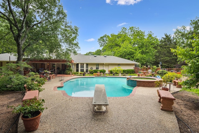 915 Cockrell Hill Rd, Ovilla, TX 75154 - outdoor pool featuring a patio, a diving board, and an in-ground hot tub