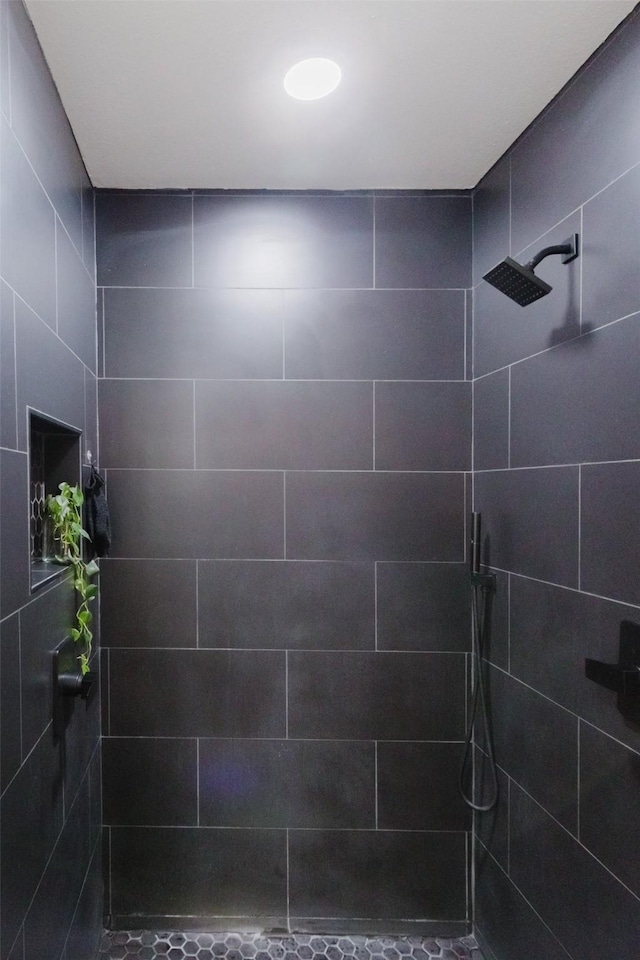 405 Valcik, Decatur, TX 76234 - full bathroom featuring tiled shower