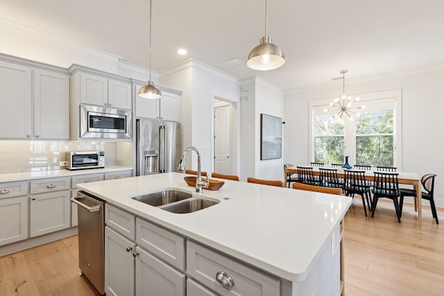 13340 Shumate Way, Malakoff, TX 75148 - kitchen featuring a sink, stainless steel appliances, crown molding, light wood-style flooring, and recessed lighting