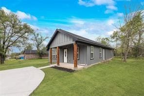 1320 E 3rd Ave, Corsicana, TX 75110 - view of property exterior featuring a yard and board and batten siding