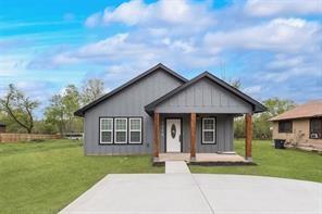 1320 E 3rd Ave, Corsicana, TX 75110 - bungalow-style house with covered porch and a front lawn