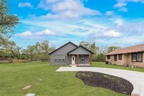 1320 E 3rd Ave, Corsicana, TX 75110 - view of front of house with a front yard and curved driveway