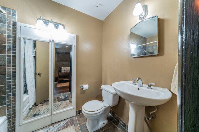 408 Davis St, Weatherford, TX 76086 - full bath with stone tile flooring and shower / tub combo with curtain