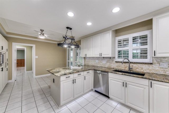 13914 Overlook Ln, Forney, TX 75126 - kitchen with stainless steel appliances, a sink, backsplash, a peninsula, and white cabinetry