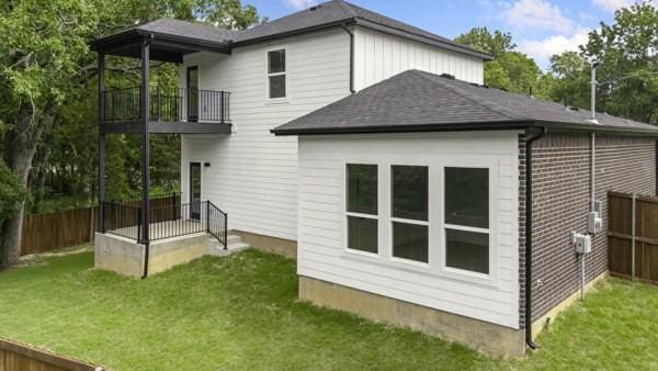 301 Bay Ct, Gun Barrel City, TX 75156 - rear view of house with a balcony and roof with shingles
