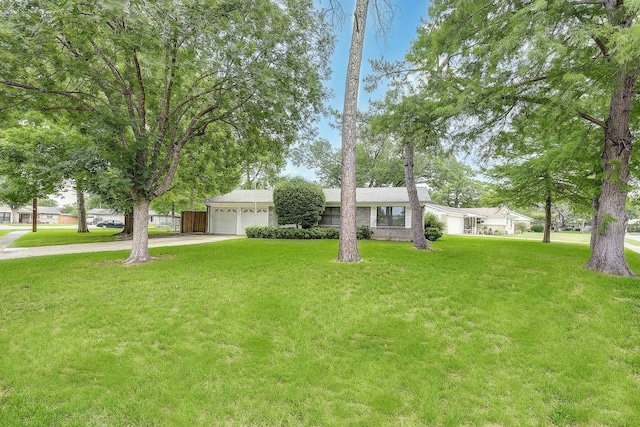2947 Sinbad Cir, Farmers Branch, TX 75234 - view of front facade featuring driveway, an attached garage, and a front lawn