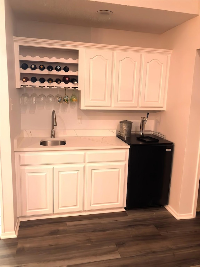 148 Vista Dr, Eustace, TX 75124 - indoor wet bar with baseboards and dark wood-style flooring