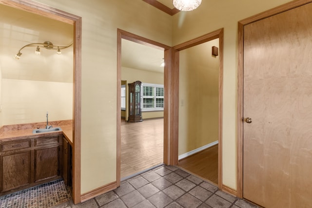 7014 Regalview Cir, Dallas, TX 75248 - hallway featuring a sink