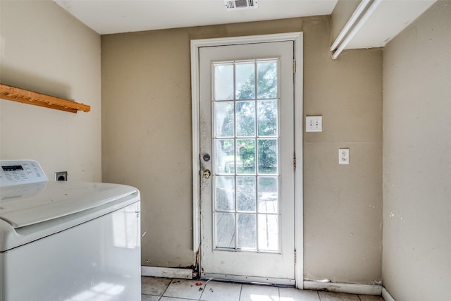 711 W State St, Terrell, TX 75160 - laundry area with washer / dryer and light tile patterned flooring