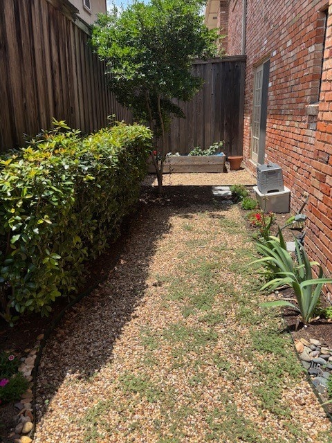 6112 Averill Way Unit B, Dallas, TX 75225 - view of yard