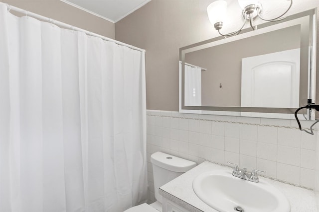 616 Bellevue Dr, Cleburne, TX 76033 - bathroom featuring toilet, vanity, tile walls, crown molding, and a shower with curtain