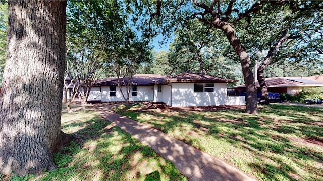 2350 Ravenwood Dr, Grand Prairie, TX 75050 - ranch-style house featuring a front lawn and stucco siding