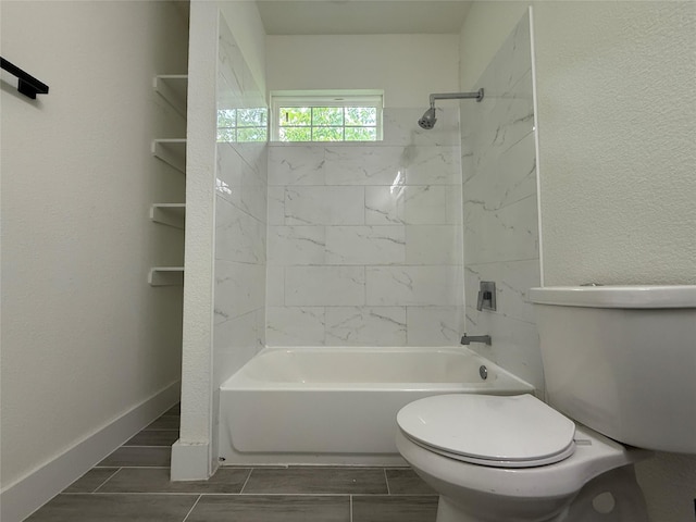 201 E 10th St, Kaufman, TX 75142 - full bathroom featuring toilet, washtub / shower combination, and baseboards