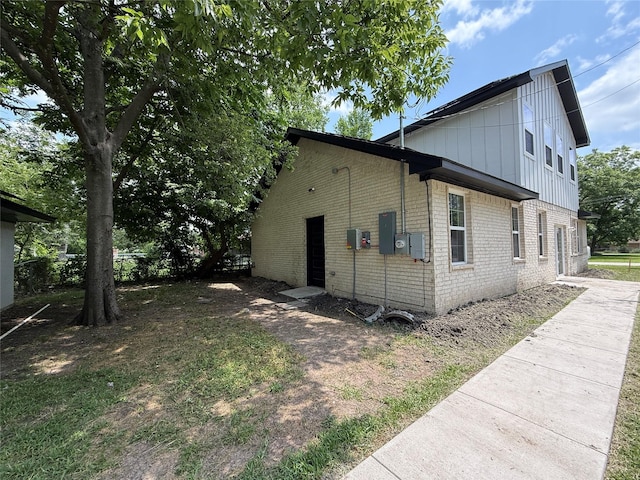 201 E 10th St, Kaufman, TX 75142 - view of side of home with brick siding