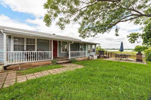 5407 Water View Dr, Granbury, TX 76048 - view of front facade featuring covered porch and a front yard