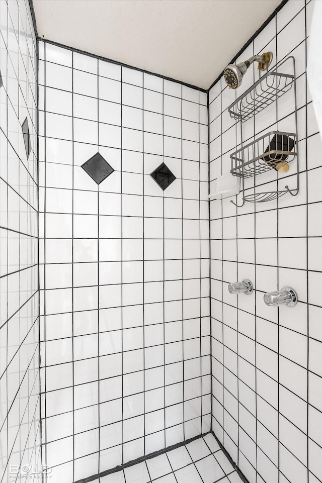2020 Venus Dr, Bossier City, LA 71112 - bathroom featuring tiled shower