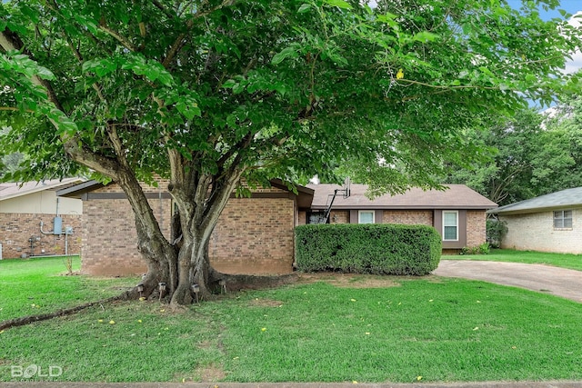 2020 Venus Dr, Bossier City, LA 71112 - view of front facade with brick siding and a front yard