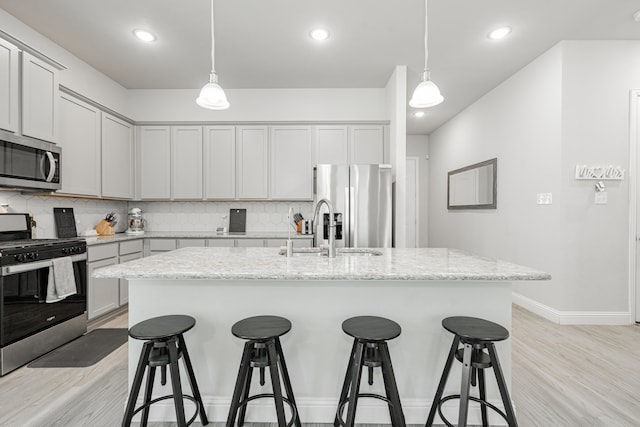 1302 Canyon Creek Rd, Wylie, TX 75098 - kitchen featuring appliances with stainless steel finishes, a sink, a kitchen breakfast bar, backsplash, and recessed lighting