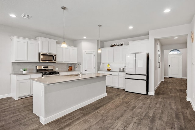 15532 Balham Pass, Fort Worth, TX 76247 - kitchen featuring stainless steel appliances, a sink, dark wood finished floors, tasteful backsplash, and recessed lighting
