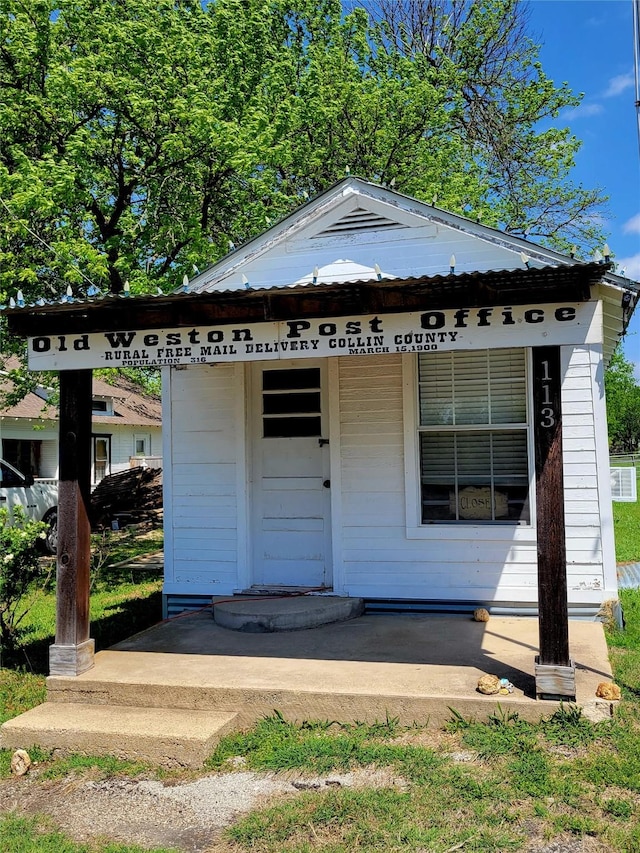 313 Chicken St, Weston, TX 75009 - view of front facade featuring a porch