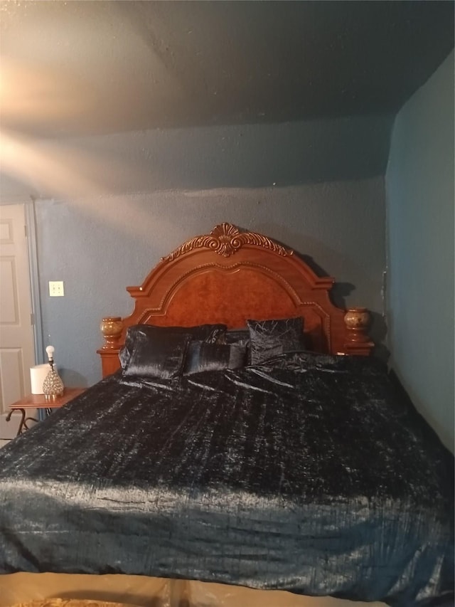 2911 S Denley Dr, Dallas, TX 75216 - bedroom with vaulted ceiling