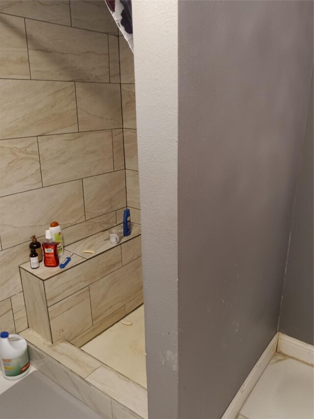 2911 S Denley Dr, Dallas, TX 75216 - bathroom with tiled shower and baseboards