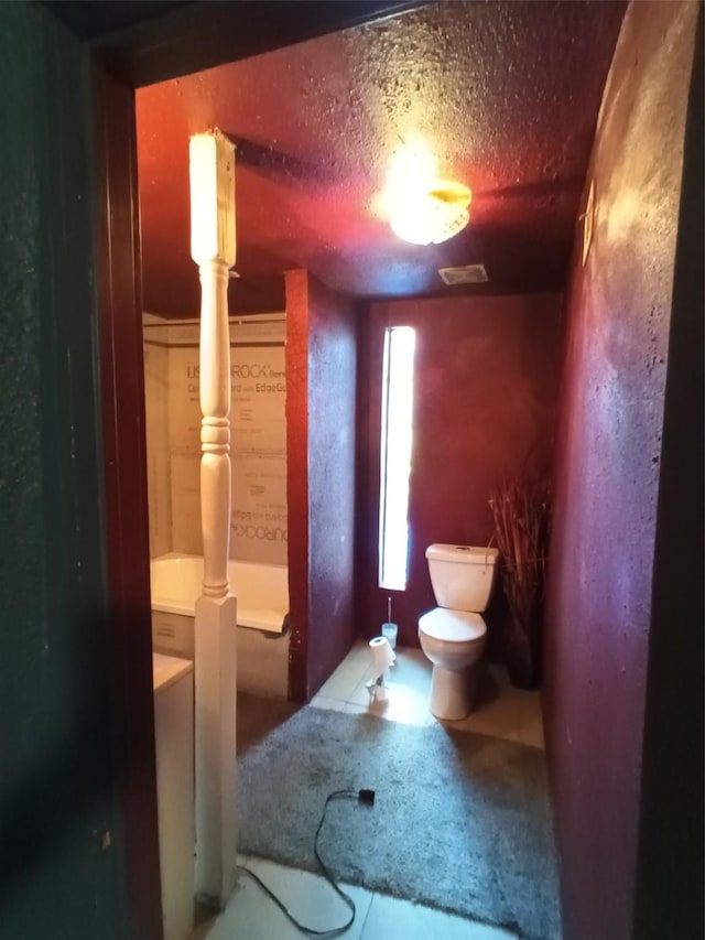 2911 S Denley Dr, Dallas, TX 75216 - bathroom featuring toilet and a textured ceiling