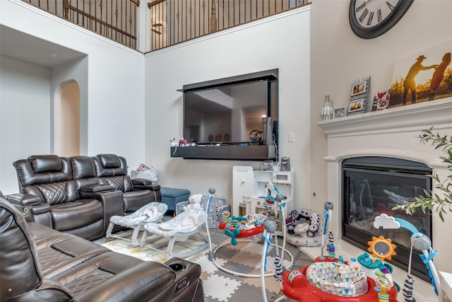 5725 Miriam Dr, Forney, TX 75126 - living room with a glass covered fireplace, arched walkways, and a high ceiling