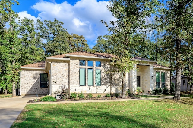 126 Saint Andrews Dr E, Mabank, TX 75156 - prairie-style home with a front lawn and brick siding