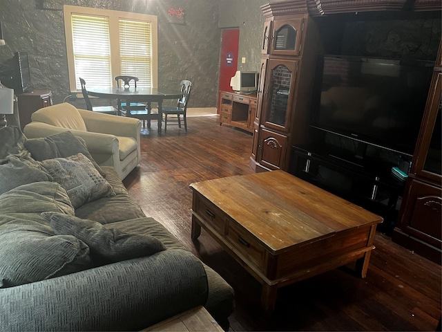 544 N Clinton St, Stephenville, TX 76401 - living area featuring a textured wall and dark wood-style flooring