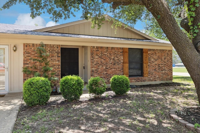 226 Hillcrest St, Sanger, TX 76266 - single story home featuring brick siding and board and batten siding