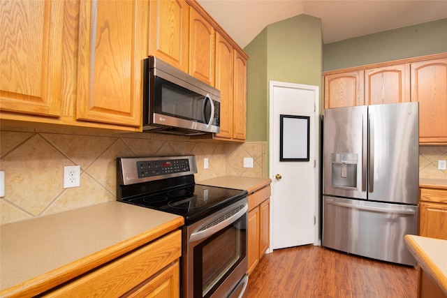 4017 Summerhill Ln, Fort Worth, TX 76244 - kitchen with stainless steel appliances, light countertops, tasteful backsplash, and wood finished floors