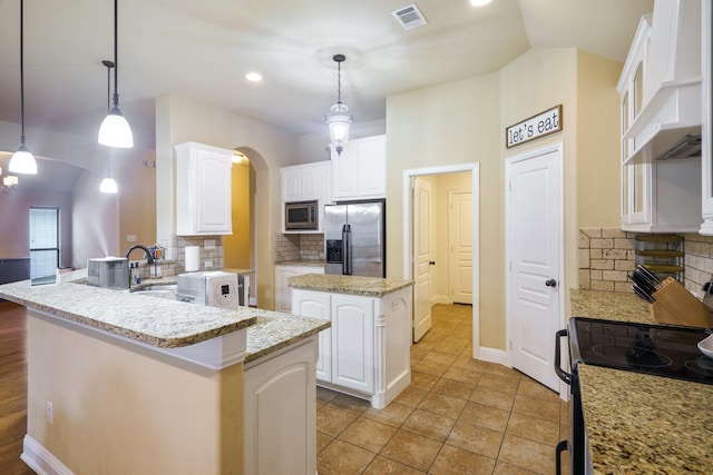 5204 Agave Way, Fort Worth, TX 76126 - kitchen featuring stainless steel appliances, under cabinet range hood, arched walkways, a peninsula, and tasteful backsplash