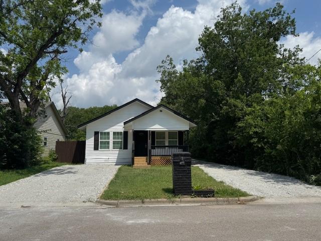 1511 Gurley Ave, Waco, TX 76706 - bungalow-style home featuring a porch, a front lawn, and driveway