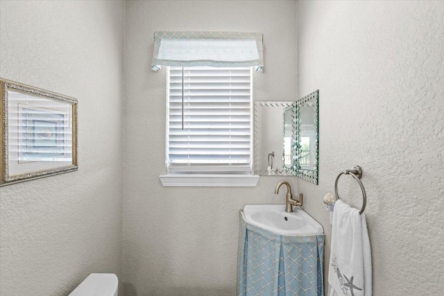 970 Gulfview Dr, Crystal Beach, TX 77650 - bathroom featuring a sink, toilet, and a textured wall