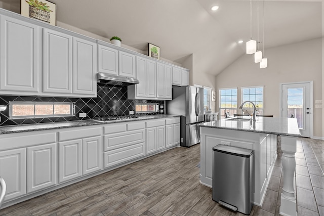 9212 Brittlebrush Trl, Fort Worth, TX 76177 - kitchen with a sink, stainless steel appliances, backsplash, white cabinetry, and recessed lighting