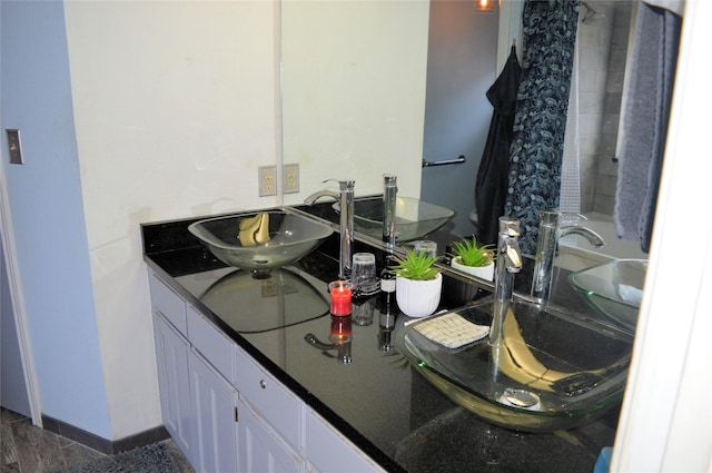 8109 Camelot Rd, Fort Worth, TX 76134 - full bath with double vanity
