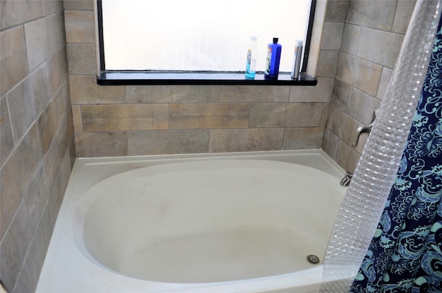 8109 Camelot Rd, Fort Worth, TX 76134 - bathroom featuring a tub