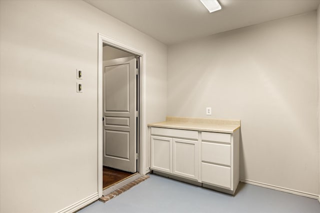 1511 Cabaniss Ln, Weatherford, TX 76088 - hall featuring concrete flooring and baseboards