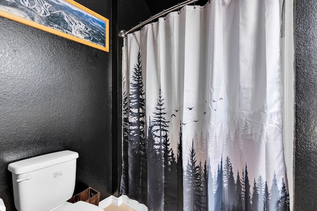 107 Oak Hollow Ln, Red Oak, TX 75154 - full bath featuring toilet, a shower with shower curtain, and a textured wall