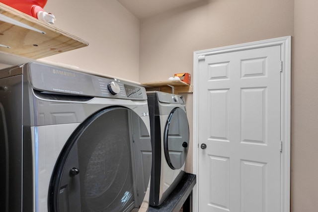107 Oak Hollow Ln, Red Oak, TX 75154 - laundry area with washing machine and clothes dryer