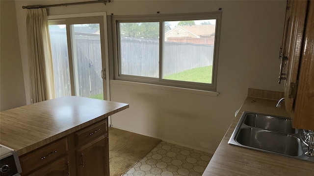 918 Maydelle Ln, Garland, TX 75042 - kitchen with a sink and baseboards