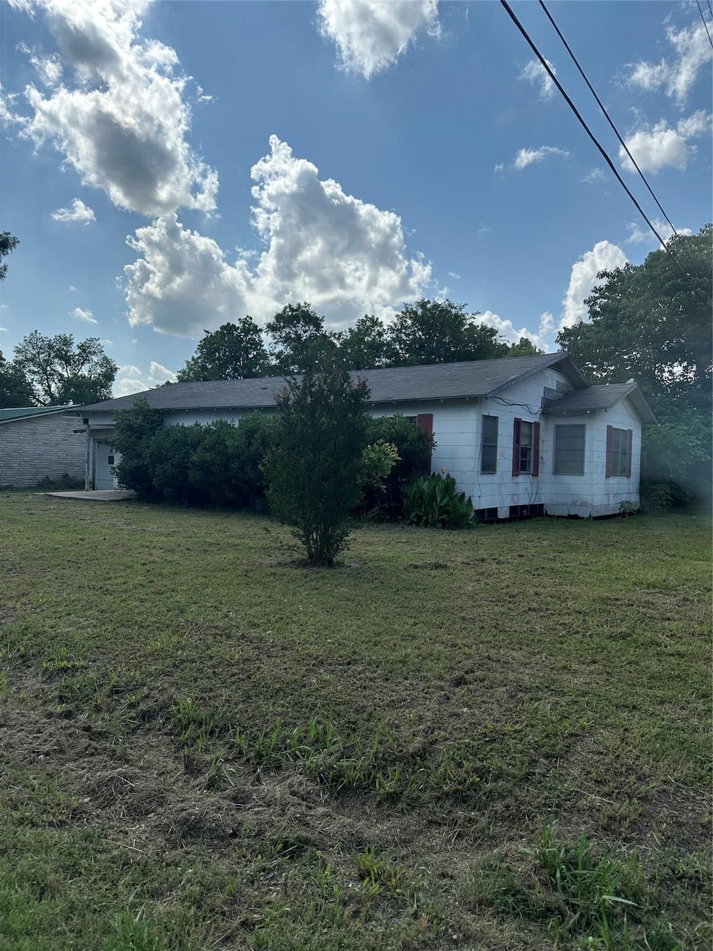 202 W Rowena St, Rosebud, TX 76570 - view of front of house featuring a front lawn