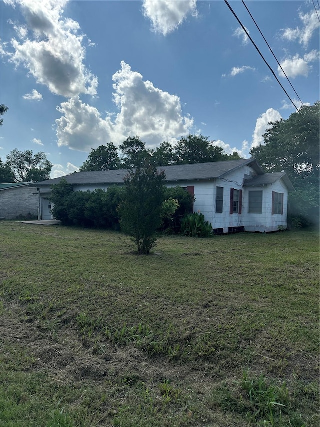 202 W Rowena St, Rosebud, TX 76570 - view of front of house featuring a front lawn