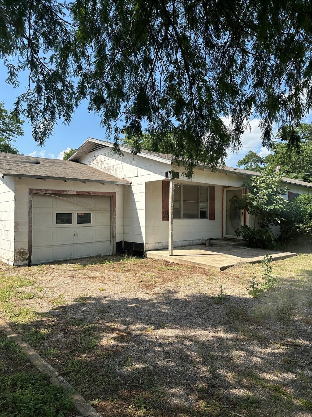 202 W Rowena St, Rosebud, TX 76570 - ranch-style home with a garage